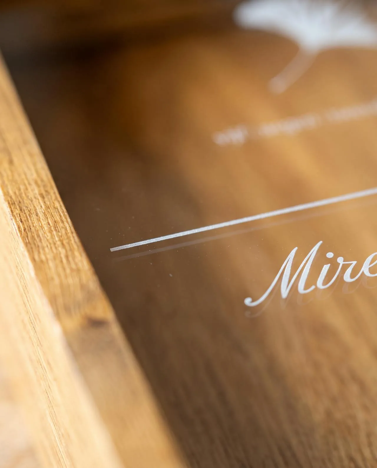 Close-up van de matwitte lasergravure op het glas van een memory box